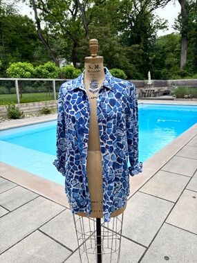 J. Mclaughin Button-Up Blue Patterned Shirt Size M